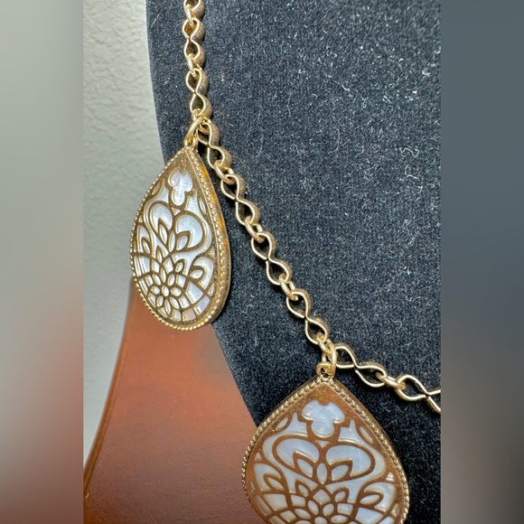 Necklace Metal Cut Out Shell Teardrop Collar Necklace - Picture 4 of 13